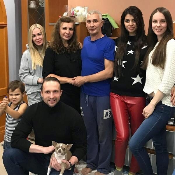 Муж Ирины Агибаловой принимал гостей в «засаленных» спортивных штанах