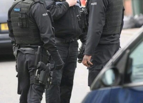 Мужчина с ружьем взял заложников в британском Нанитоне