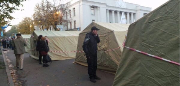 МВД: В палаточном городке у Рады находятся 55 человек