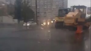 На фото попали дорожники из Ростова, укладывавшие асфальт в дождь