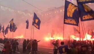 На марше националистов в Киеве раздаются взрывы