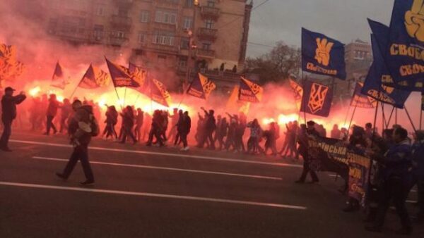 На марше правых в Киеве раздаются взрывы