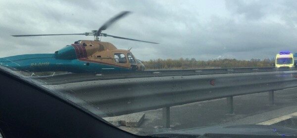 На место массового ДТП на КАД в Петербурге прилетел вертолет