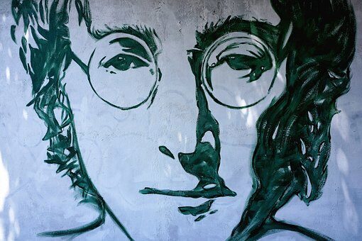 На улице битломанов всего мира праздник: сегодня день рождения Джона Леннона