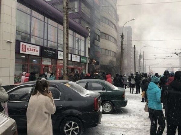На юго-западе Кирова горит ТЦ «Атлант»