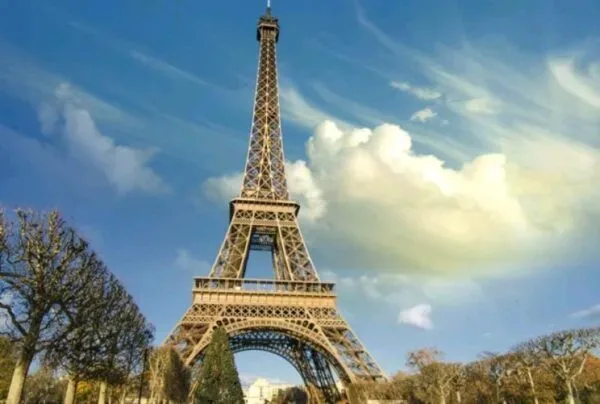 На Эйфелевой башне открылось поле для гольфа