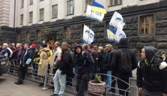 Нардепа Гончаренко под Радой митингующие забросали яйцами