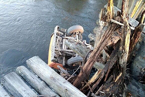 На Урале грузовик упал в реку, так как местные жители «утилизировали» дорожные знаки