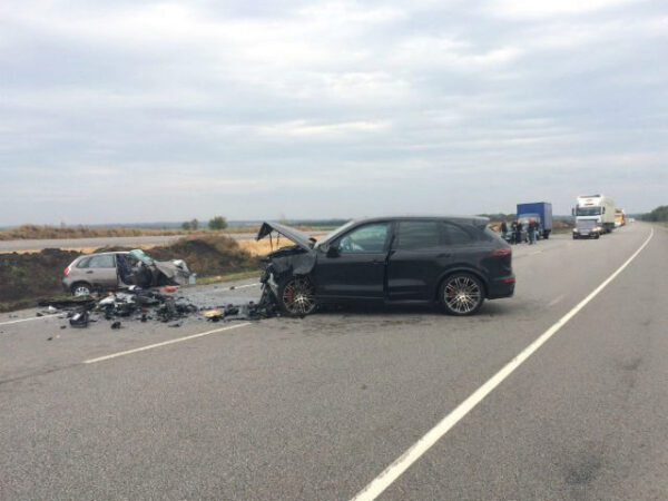 На воронежской трассе Datsun протаранил Порше Cayenne: двое погибли на месте