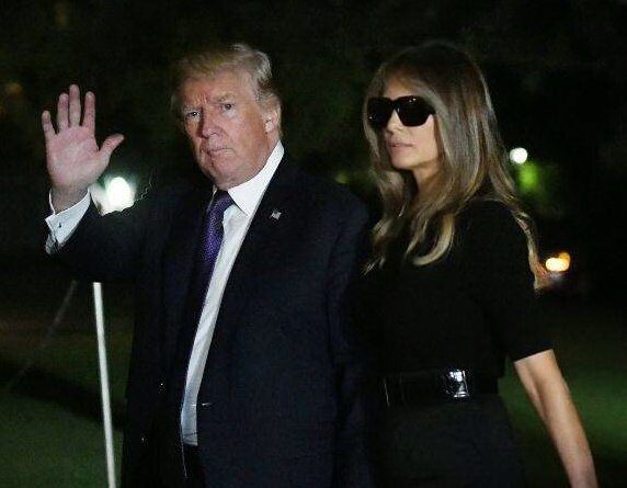 «Не может смотреть на мужа», — в Сети гадают, зачем Мелания Трамп носит темные очки ночью (ФОТО)