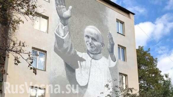 Неонацисты изрисовали свастикой гигантский портрет Папы Римского в Киеве (ФОТО)