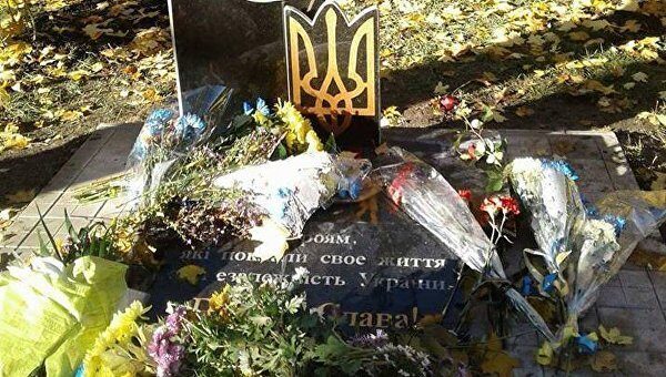 Не прошло и суток: в Константиновке вандалы разгромили монумент солдатам АТО