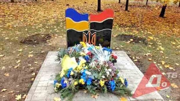 Не простоял и суток: на Донбассе вандалы разрушили монумент погибшим солдатам АТО