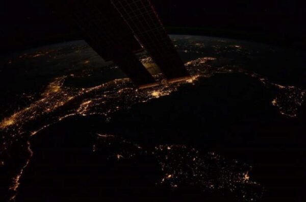 Невероятный фотоснимок ночной Земли запечатлел с борта МКС астронавт из ESA