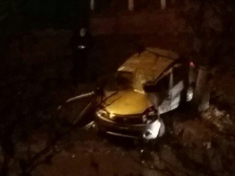 Ночью на Соколовой спасатели извлекали водителя протаранившей столб машины