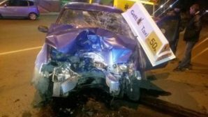 Ночью в Чите Renault Logan «обнял» столб, пострадали два человека