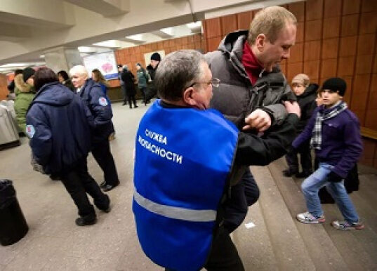 Охрана обнюхивает пассажиров московского метро из-за новой взрывчатки без тротила