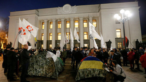 Около парламента Украины начались новые столкновения