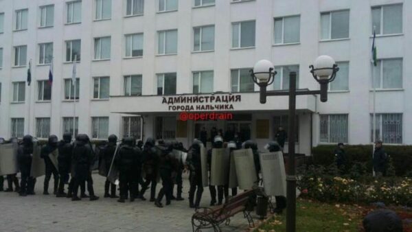 ОМОН отцепил от митингующих здание администрации Нальчика