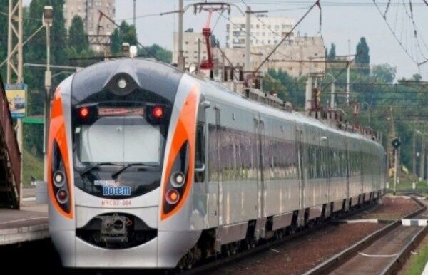 Пассажиров поезда Киев-Львов экстренно эвакуировали из-за угрозы взрыва