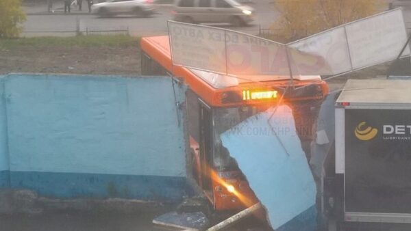 Пассажирский автобус «влетел» в бетонный забор на Автозаводе