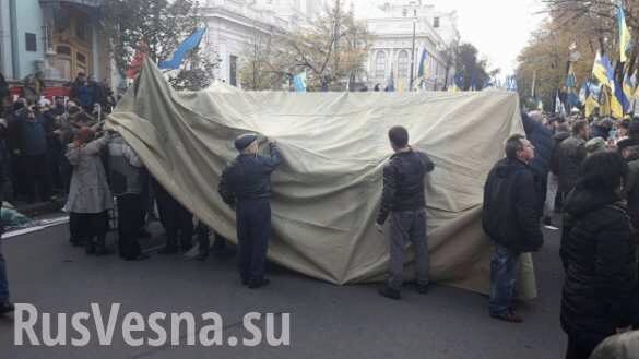 Первая победа «Майдана-3» — после стычки с правоохранителями протестующим удалось поставить палатки (+ВИДЕО, ФОТО)