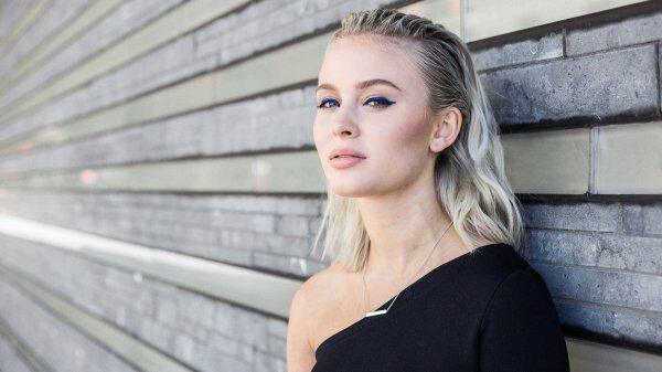 Певица из Швеции полностью раскрепостилась во время БДСМ-вечеринки