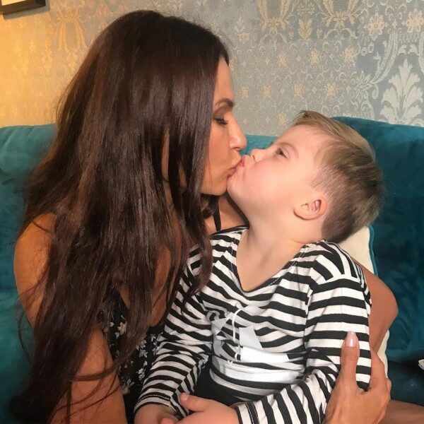 Поцелуй Эвелины Бледанс с сыном вызвал бурю критики в Сети
