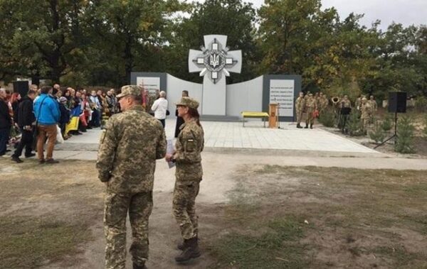 Под Днепром осквернили памятник погибшим военным в АТО