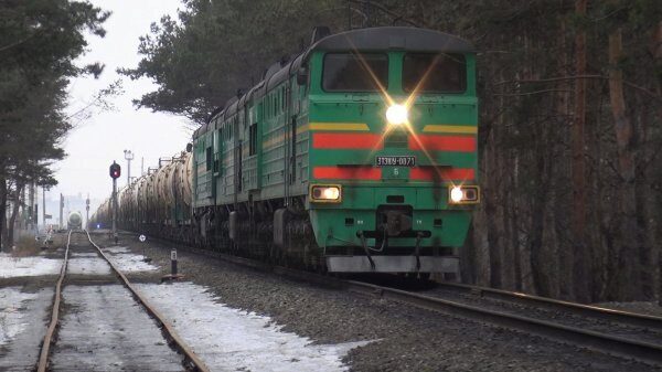 Под Краснодаром поезд насмерть раздавил водителя легкового авто
