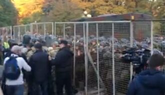 Под Радой столкновения: силовики применили газ против активистов