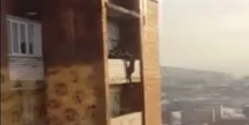 Подросток из Мурманска повис на краю 14-тиэтажки ради красивого сэлфи