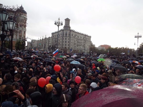 Полиция: в митинге за Навального в Москве участвует 700 человек