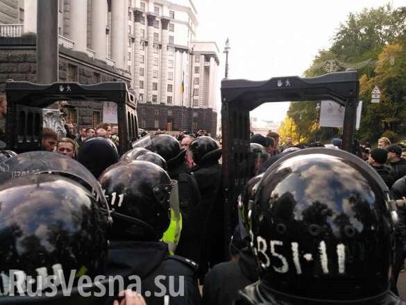 Полиция задержала протестующих в Киеве, толпа попыталась их освободить (ВИДЕО)