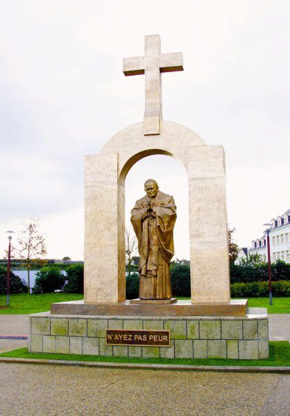 Польша хочет забрать из Франции памятник Папе римскому Иоанну Павлу II