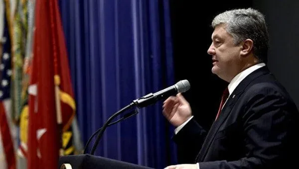 Порошенко назвал захват радикалами здания в Киеве неприемлемым