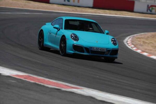 Porsche выпускает новый автомобиль 911 Carrera Touring
