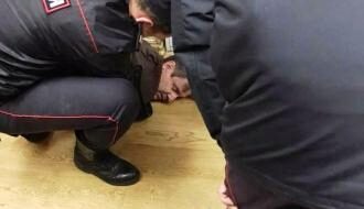 Появились фото мужчины, ранившего ножом редактора «Эха Москвы»