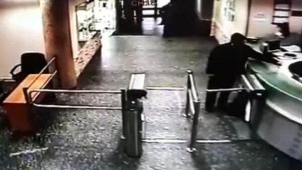 Появилось видео нападения на офисное здание «Эха Москвы»