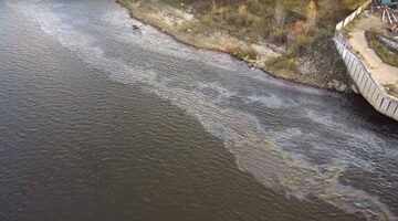 Появилось видео загрязненной нефтепродуктами Волги рядом с Борским мостом