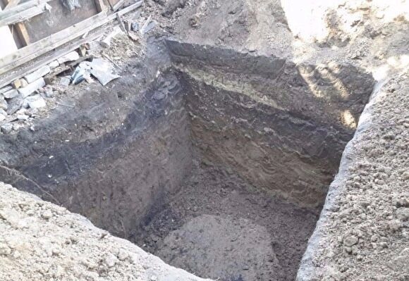 Прокуратура и СК проверяют обстоятельства падения ребенка в 4-метровую яму в Кургане
