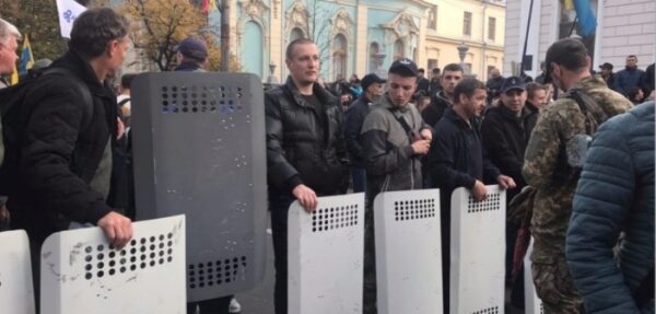 Протестующие с щитами перекрыли улицу Грушевского