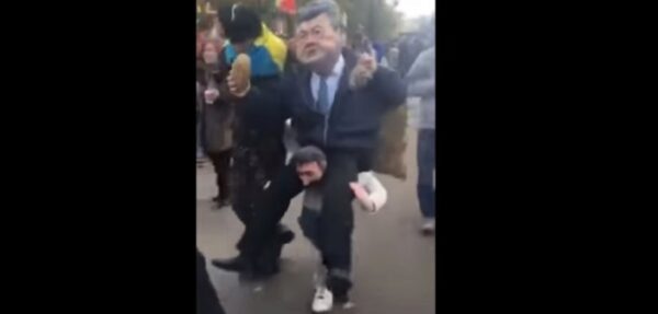 Протестующие у Рады носят чучело Порошенко верхом на казаке (видео)