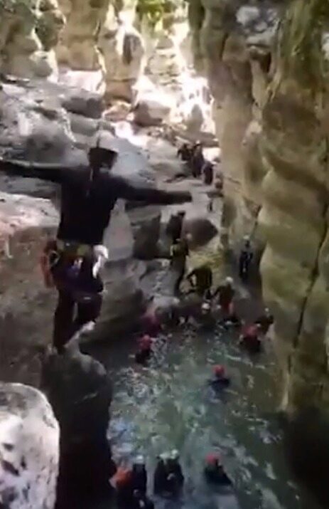 РБК опубликовал видео, на котором кандидаты в губернаторы прыгают в воду со скалы