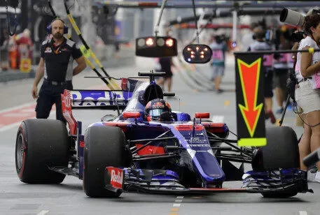 «Ред Булл» исключил русского гонщика Квята из команды «Формулы-1»