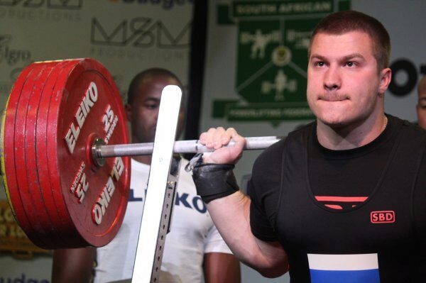 Россиянин поднял штангу в 440 кг и установил мировой рекорд