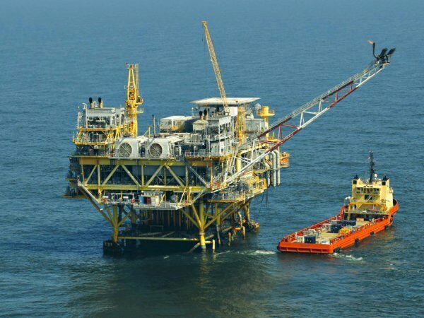 С нефтяных платформ в Мексиканском заливе эвакуируют персонал