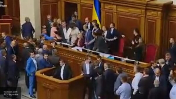 Савченко сломала Турчинову микрофон во время потасовки в Верховной раде
