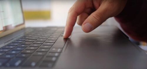 Сеть покорил клип про "залипающую" клавиатуру MacBook Pro