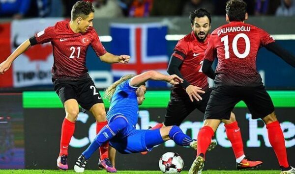 Сигурдссон — в стартовом составе сборной Исландии на матч с Турцией